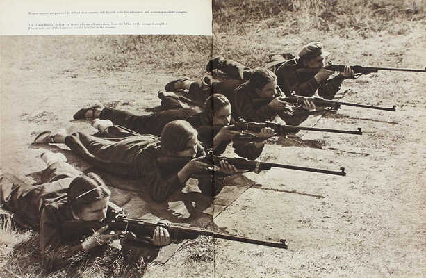 [Советская женщина. Фотоальбом] Soviet women. M.; L.: State art publishers, 1939.